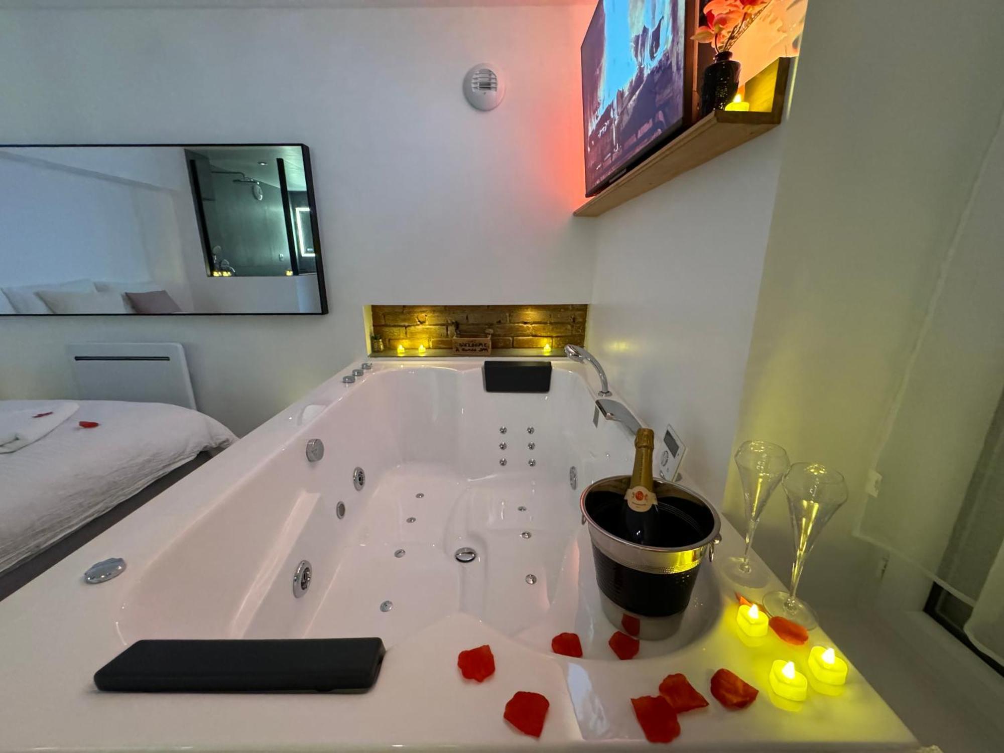 O Romeo - Suite Privee Fougeres Exterior photo